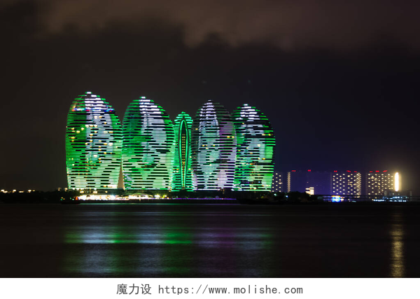现代化城市夜景中国海南三亚的凤凰岛上背光和海风映照下的浮雕场景夜景